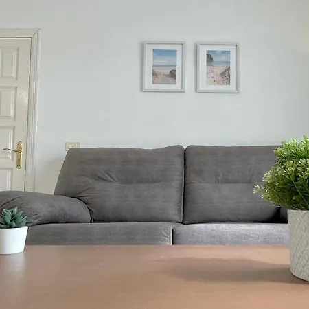 Cozy And Sunny Over The Rooftops Apartmán *