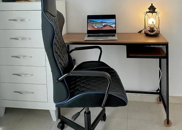 Apartment Cozy And Sunny Over The Rooftops *