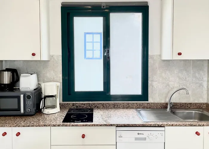 Apartment Cozy And Sunny Over The Rooftops *