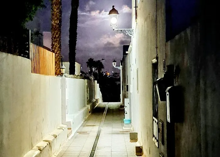 Cozy And Sunny Over The Rooftops Apartment *