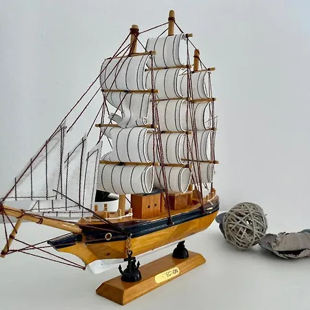 アパート Cozy And Sunny Over The Rooftops