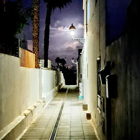 Cozy And Sunny Over The Rooftops アパート *