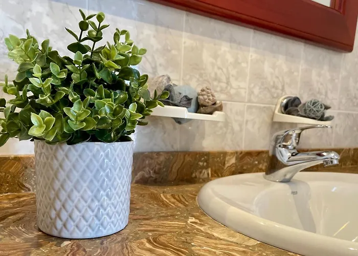 Cozy And Sunny Over The Rooftops Apartament *