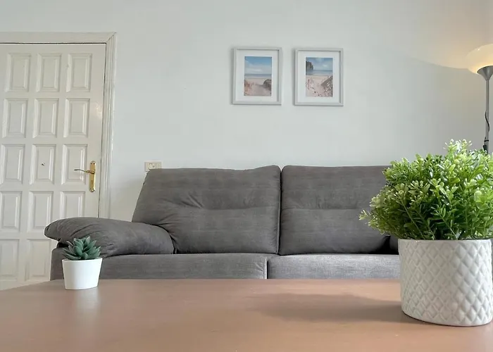 Cozy And Sunny Over The Rooftops Apartament *